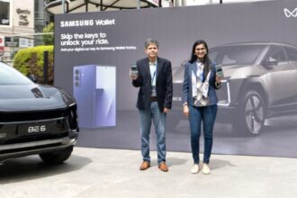 Samsung Galaxy Phones Can Now Unlock Mahindra Electric SUVs in India 30 Madhur Chaturvedi, Senior Director, Services & Apps Business, Samsung India, along with Shruti Agarwal, Head of Product Planning & ESG, Mahindra Electric, announcing the rollout of Digital Car Key compatibility fo