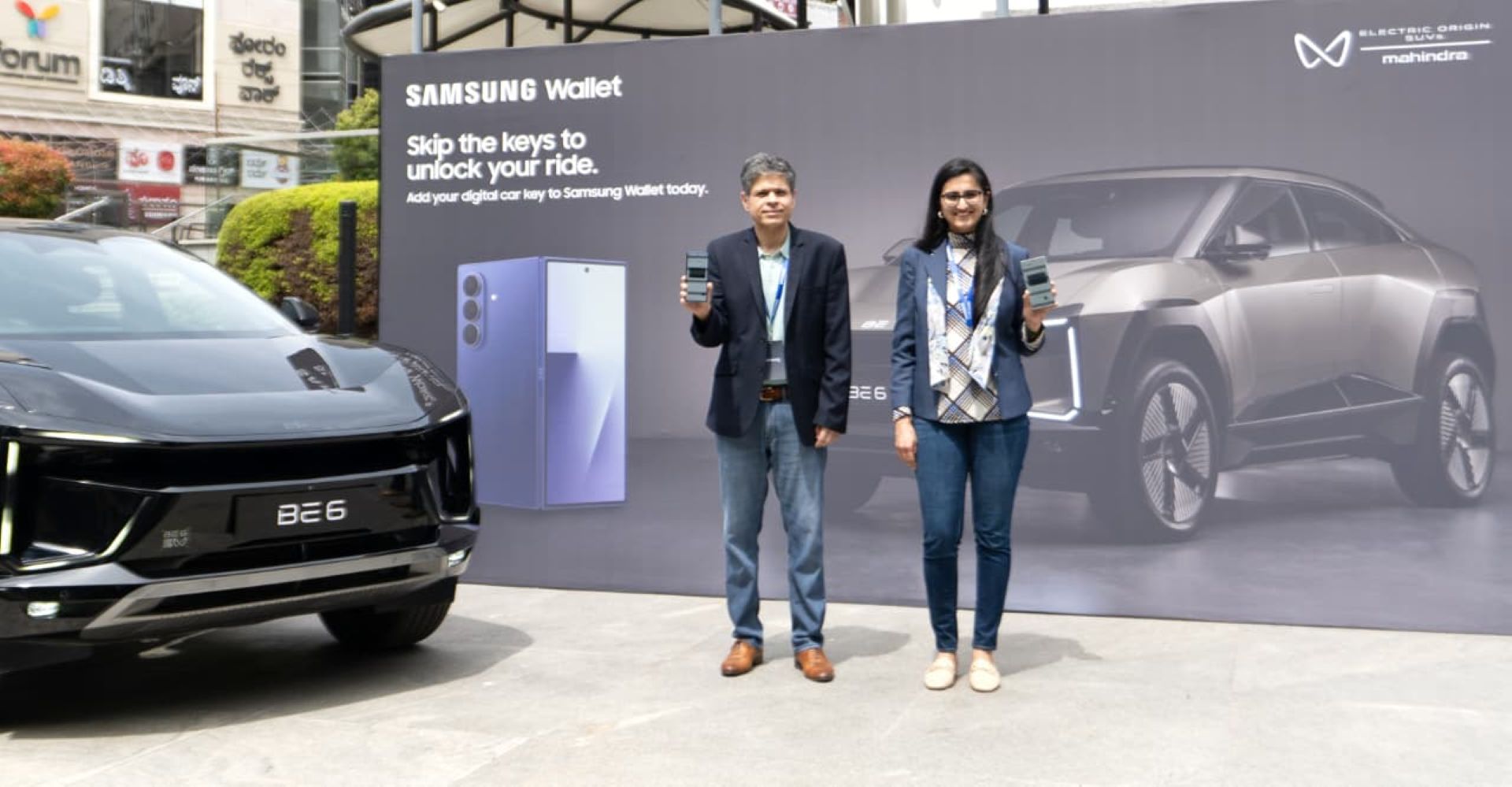 Samsung Galaxy Phones Can Now Unlock Mahindra Electric SUVs in India 17 Madhur Chaturvedi, Senior Director, Services & Apps Business, Samsung India, along with Shruti Agarwal, Head of Product Planning & ESG, Mahindra Electric, announcing the rollout of Digital Car Key compatibility fo